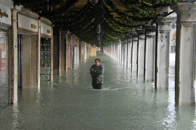 Mu se brodí vodou na benátském námstí San Marco